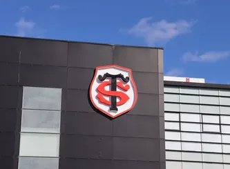 Stade Ernest-Wallon, logo ST sur la tour