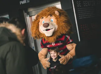 Ovalion avec un jeune supporter 25/26