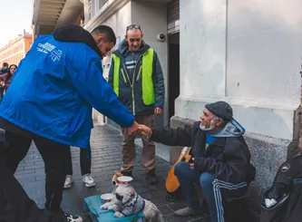 Santiago Chocobares en maraude avec le Secours Catholique