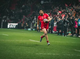 Matthis Lebel court pour marquer un essai