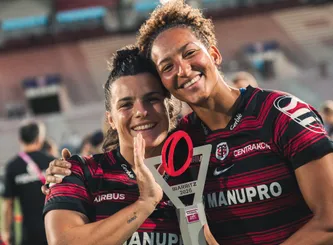 Kelly Arbey et Brandy Cazorla avec le trophée de la première étape du Supersevens