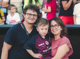 Photo de Marius avec ses parents lors de l'entrainement ouvert