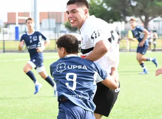 Joueur Crabos face à un joueur d'Agen