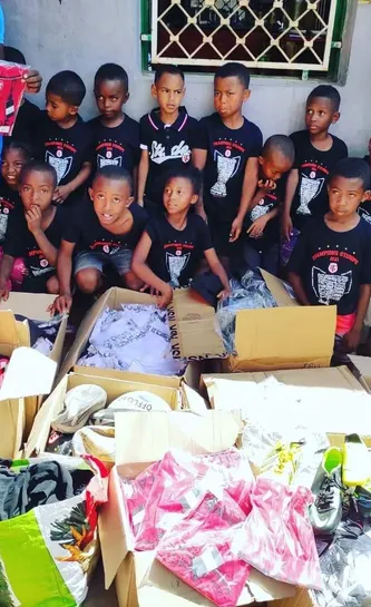 le Stade Toulousain a fait don de produits textiles à l’Association "Ovalie Mora Mora" en compagnie de son centre international argentin Santiago Chocobares.