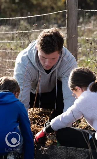 Thibaud Flament, joueur international du Stade Toulousain, s'est rendu à la ferme en compagnie de 38 élèves des classes de CM1 et CM2 de Bonrepos sur Aussonnelle, pour participer à une action écoresponsable avec l'association "des enfants et des arbres".