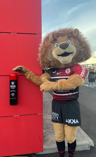 Lors de la rencontre Stade Toulousain - Union Bordeaux Bègles, quarante cendriers ont été installés grâce à la participation de notre partenaire et mécène du Fonds de Dotation, Véolia.