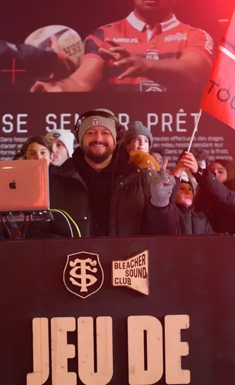DJ à l'arrivée du bus des joueurs à Ernest Wallon
