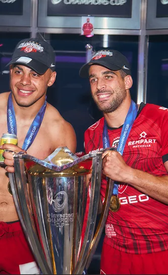 Mallia et Chocobares célèbrent le titre d'Investec Champions Cup dans les vestiaires