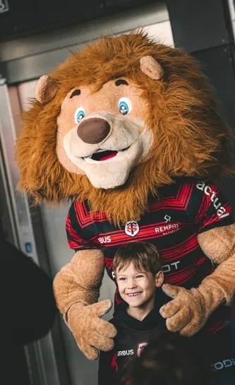 Ovalion avec un jeune supporter 25/26