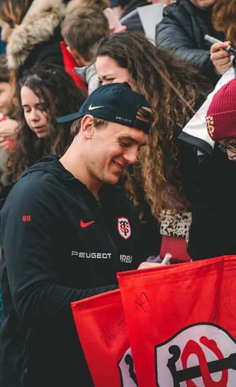 Paul Costes avec un supporter 25/26