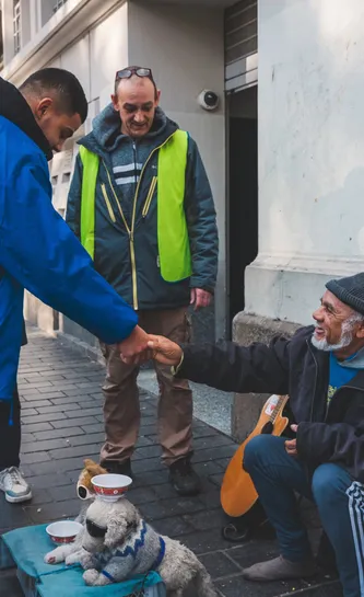 Santiago Chocobares en maraude avec le Secours Catholique