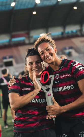 Kelly Arbey et Brandy Cazorla avec le trophée de la première étape du Supersevens