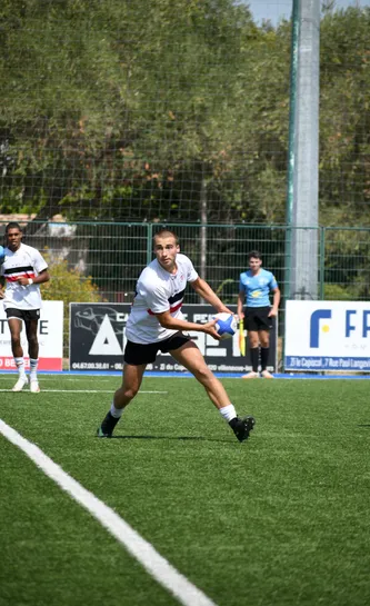 Jeune joueur de l'Association en match