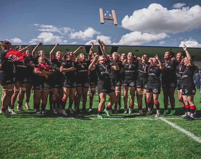 Les filles soulèvent la Coupe de France
