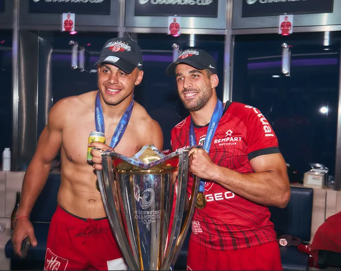 Mallia et Chocobares célèbrent le titre d'Investec Champions Cup dans les vestiaires