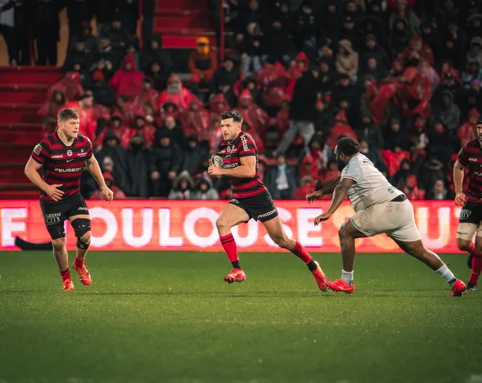 Blair Kinghor attaquant avec la balle