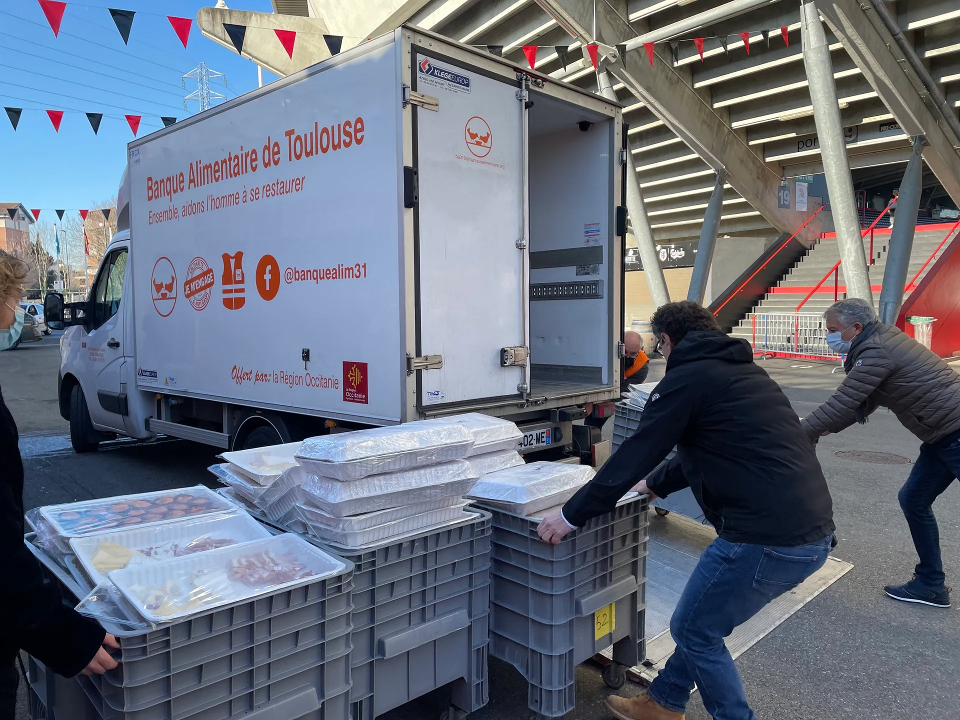 Malgré le report de la rencontre ST - WASPS, le Stade Toulousain fait don des denrées alimentaires commandées pour le match, à deux associations qui lui sont chères : la Banque Alimentaire et le Secours Catholique.