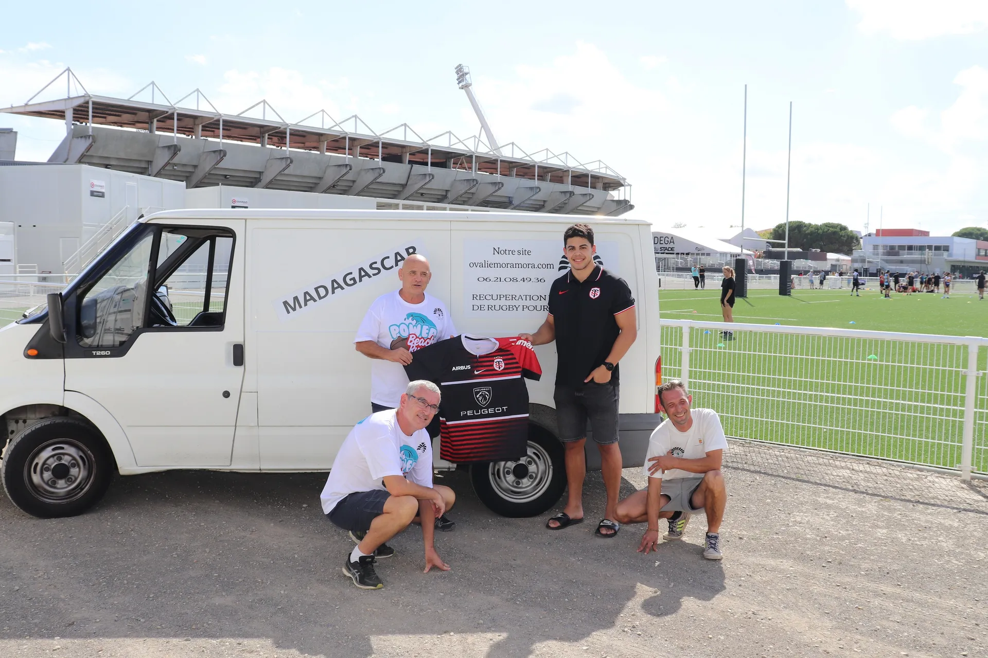 le Stade Toulousain a fait don de produits textiles à l’Association "Ovalie Mora Mora" en compagnie de son centre international argentin Santiago Chocobares.