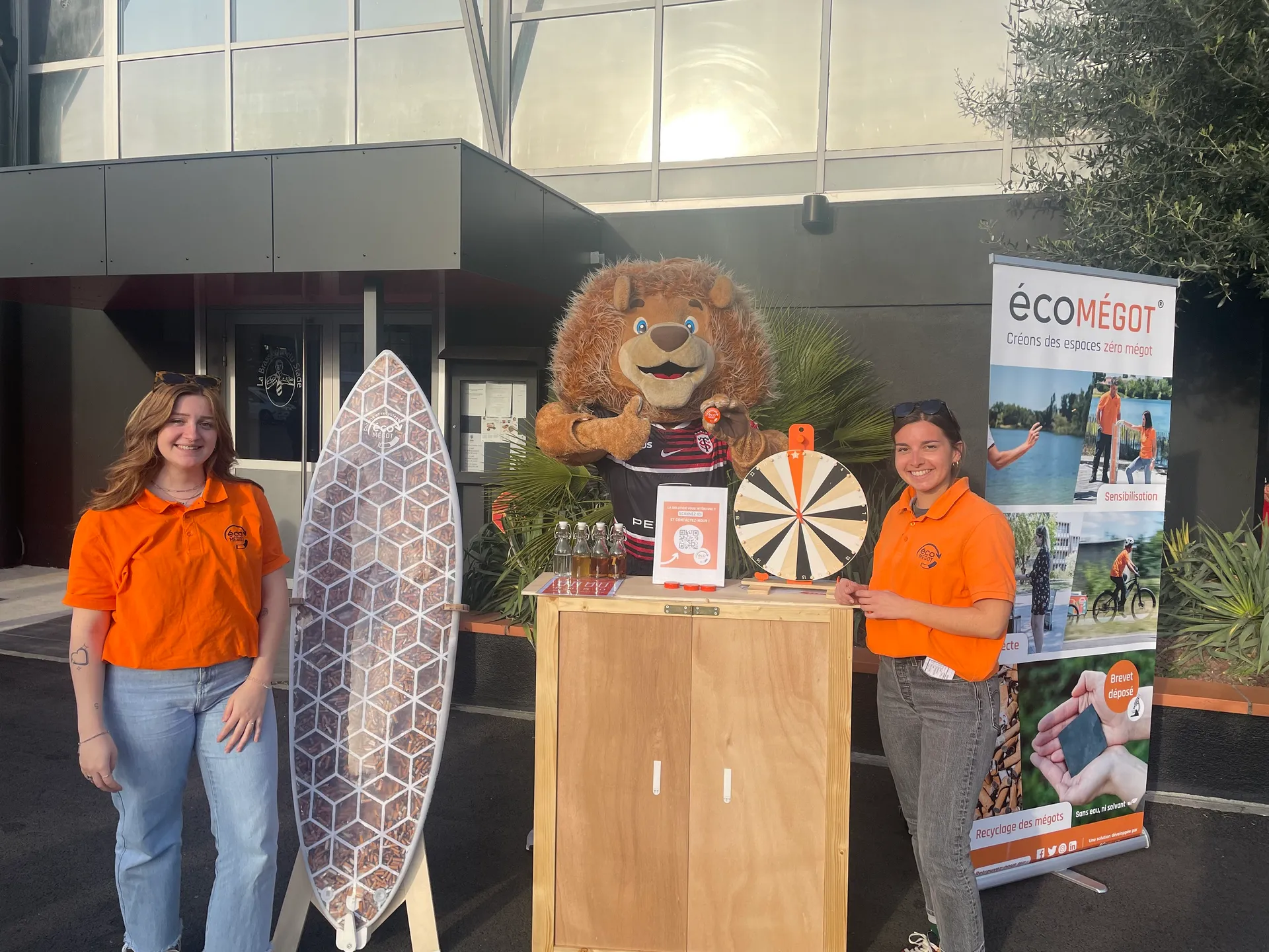 Lors de la rencontre Stade Toulousain - Union Bordeaux Bègles, quarante cendriers ont été installés grâce à la participation de notre partenaire et mécène du Fonds de Dotation, Véolia.