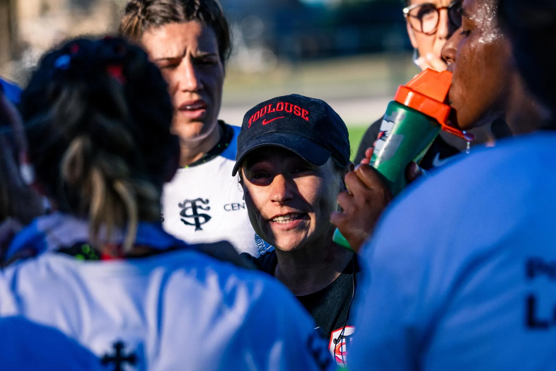 Laure Sansus parle à ses joueuses