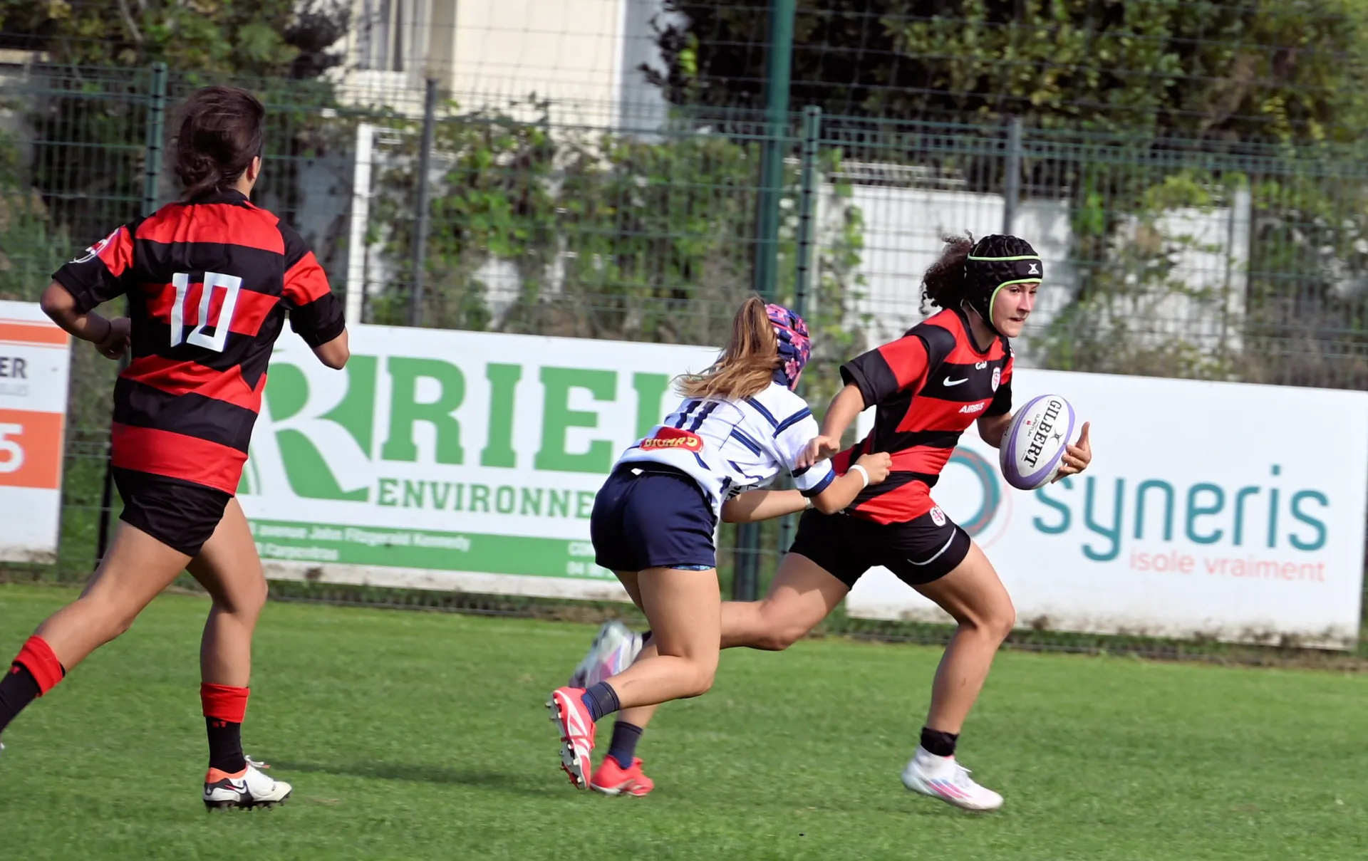 Joueuse Cadettes ballon en main échappant à un défenseur 25/26