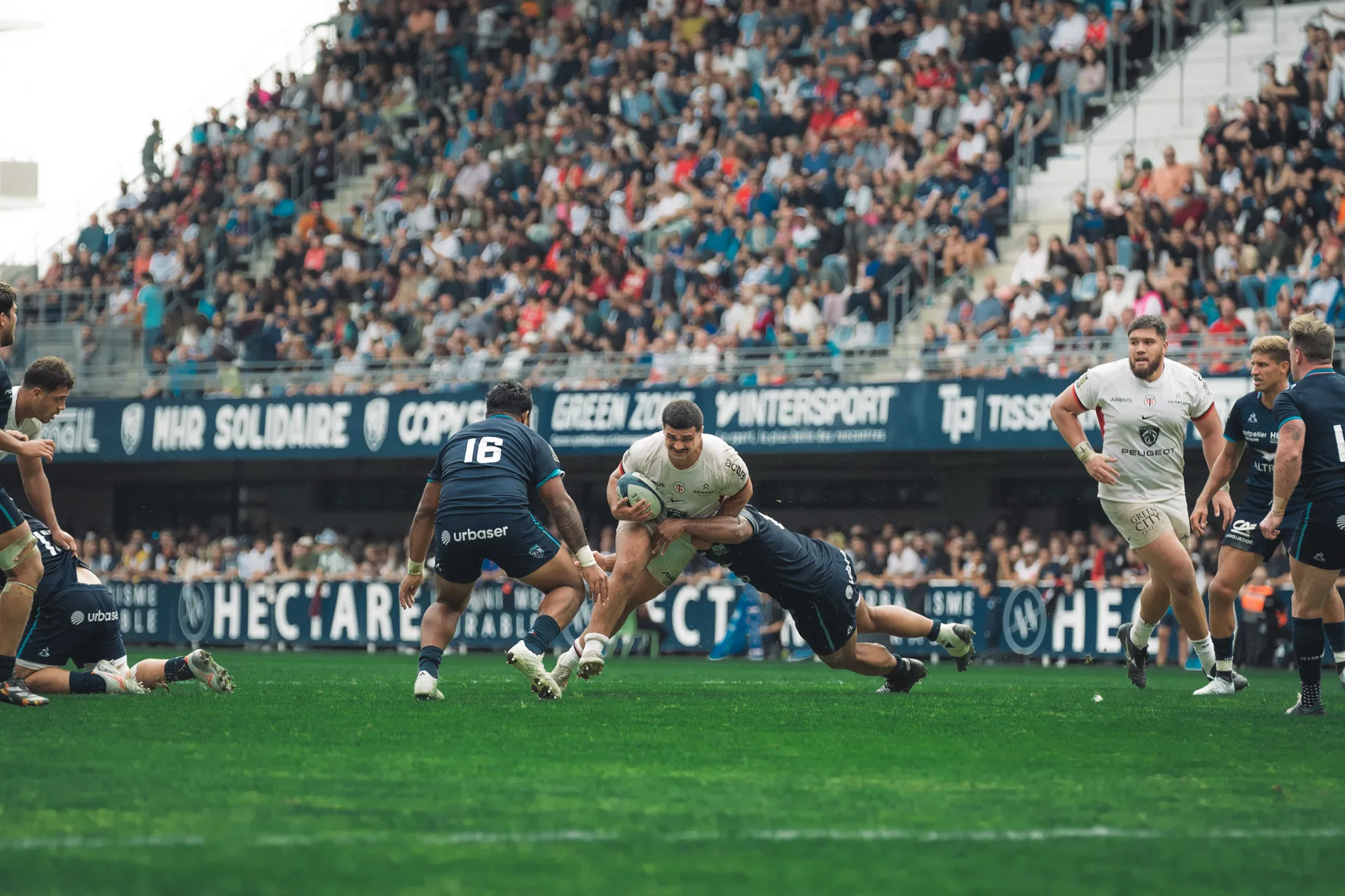 Guillaume Cramont, balle en main face à un défenseur Montpelliérain lors de la J3 du Top 14 24/25