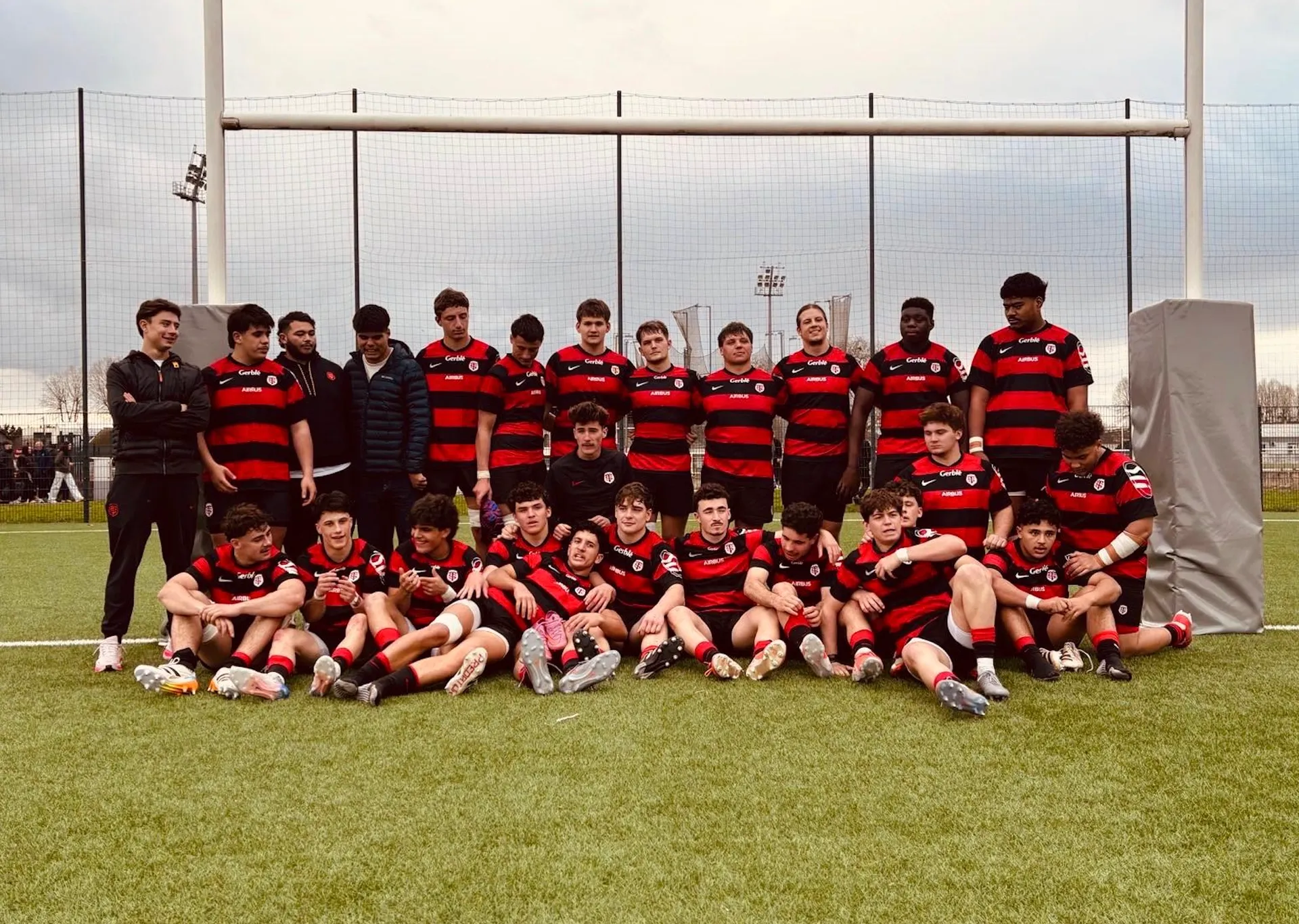 Photo d'équipe des Crabos après une victoire