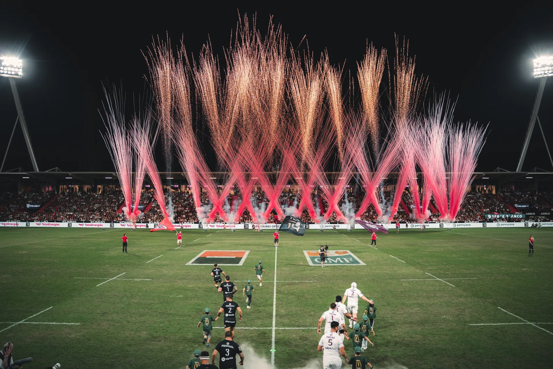 Feu d'artifice pour l'entrée des joueurs sur le terrain à Ernest Wallon pour la J2 du Top 14 26/27