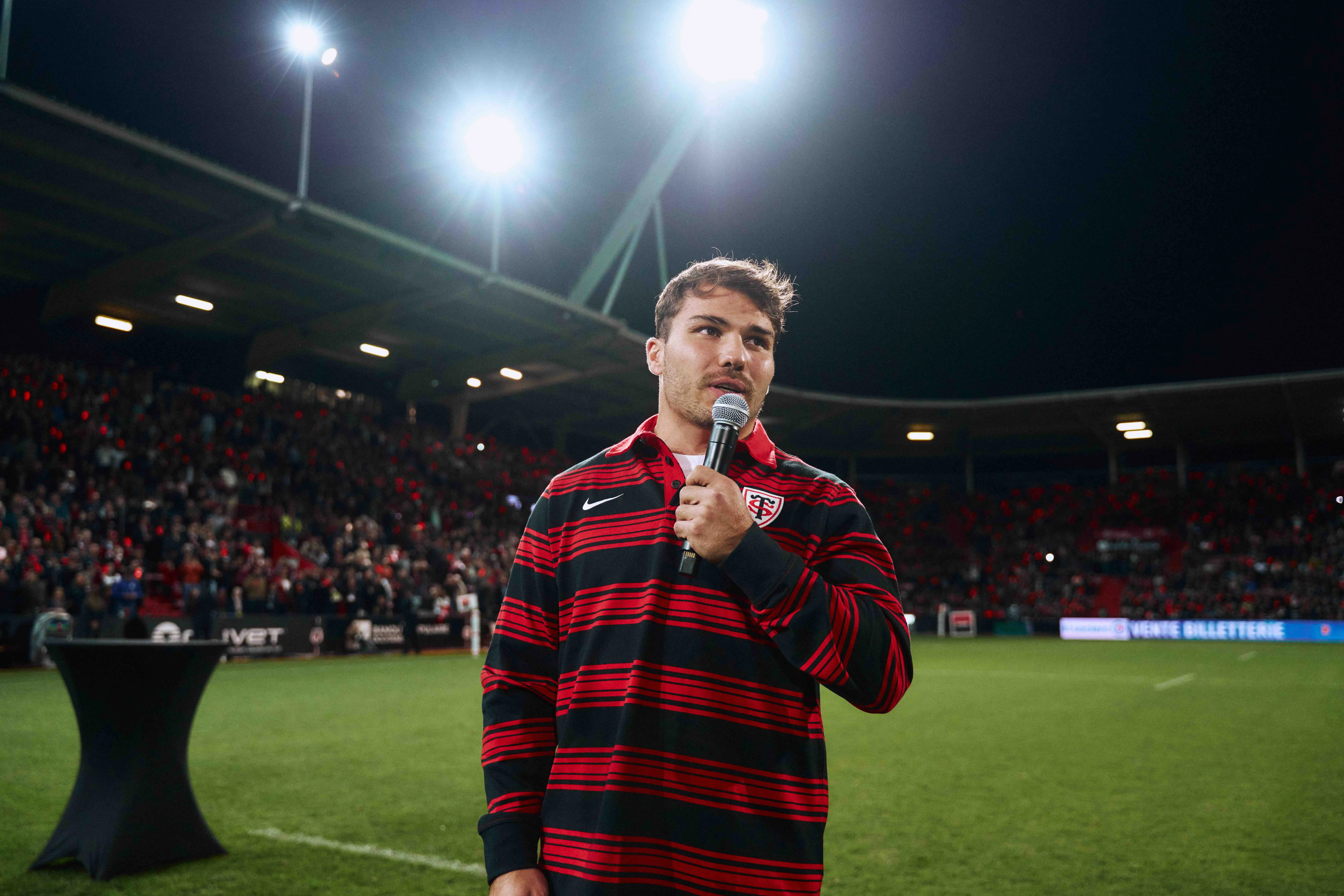 Antoine Dupont adresse un discours au public toulousain