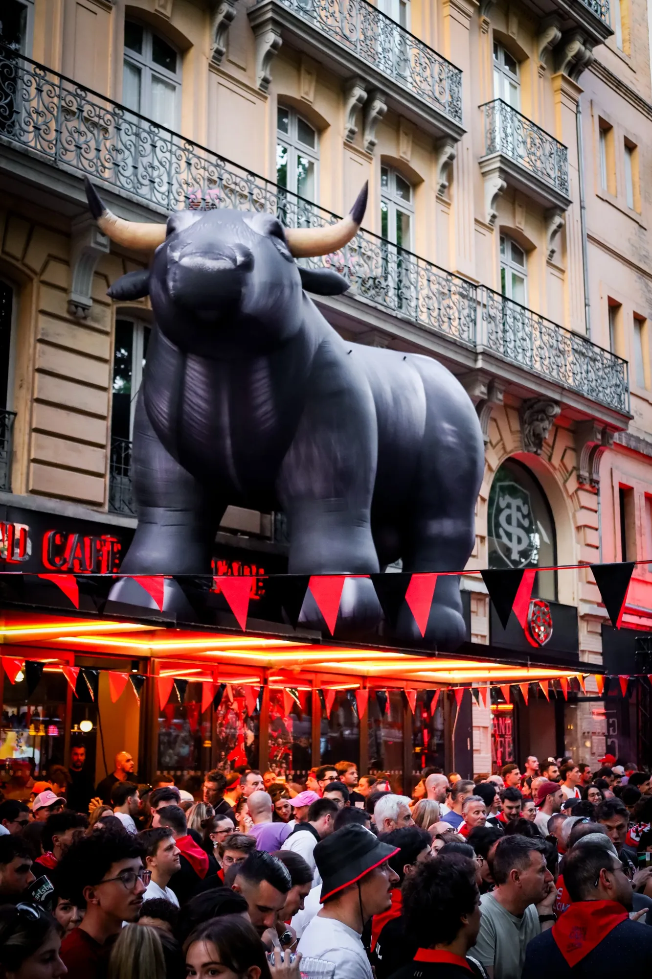La foule à la féria du Stade au Grand Café