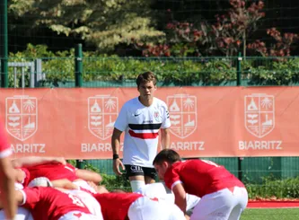 Roméo Mola face aux joueurs de Biarritz lors de la J3 Espoirs 25/26 ; BO-ST